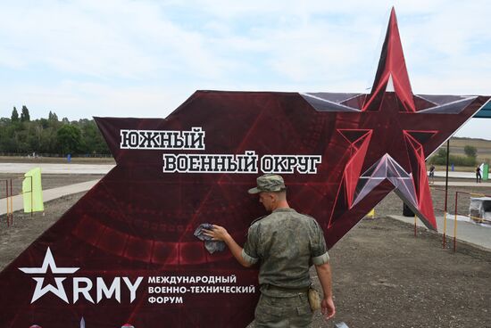 Репетиция динамического показа техники и вооружений в рамках форума "Армия-2020"