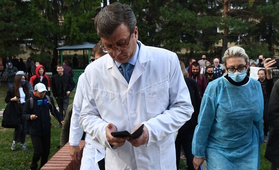 Больница в Омске, где находится А. Навальный