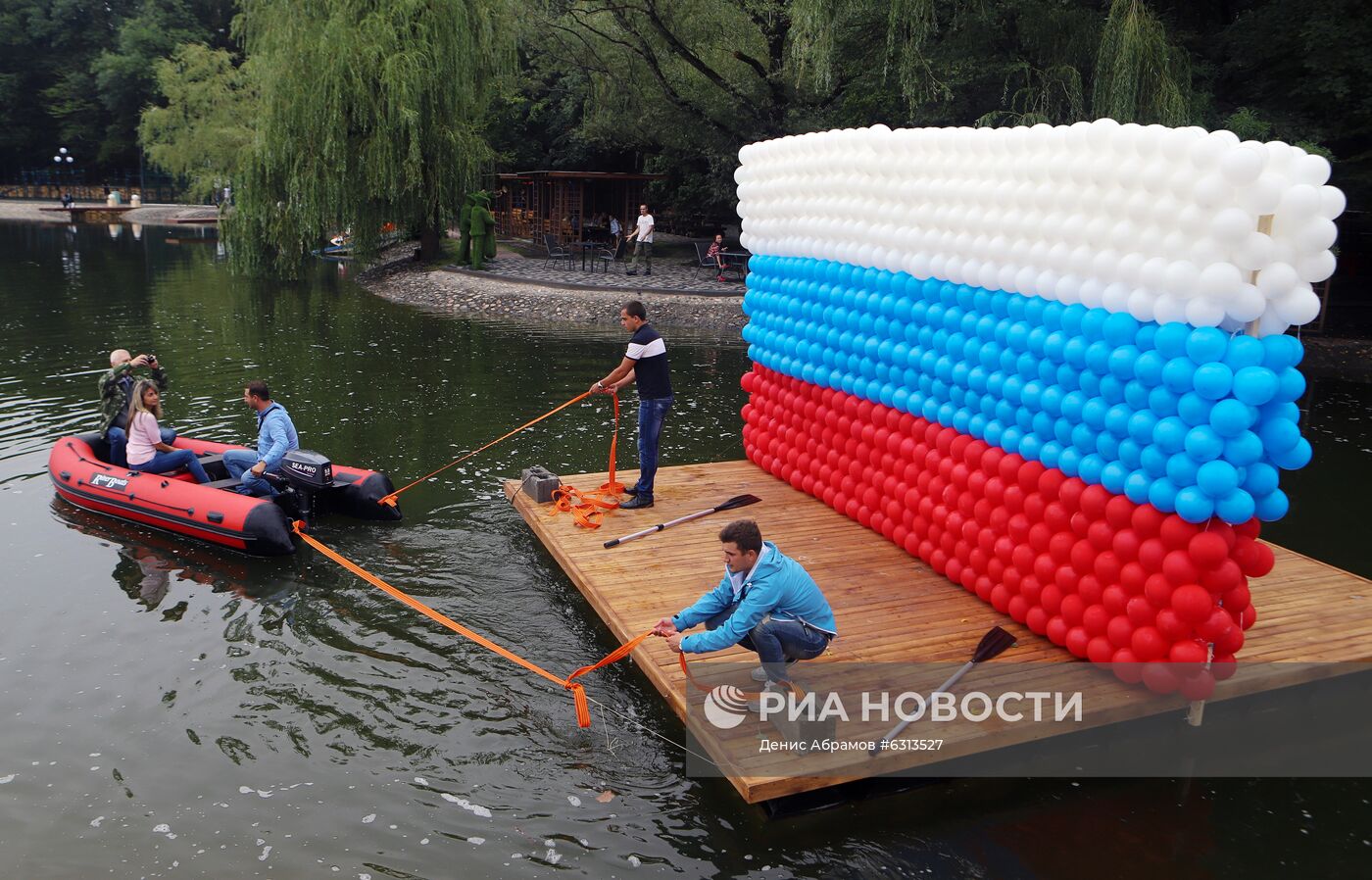 Празднование Дня Государственного флага РФ