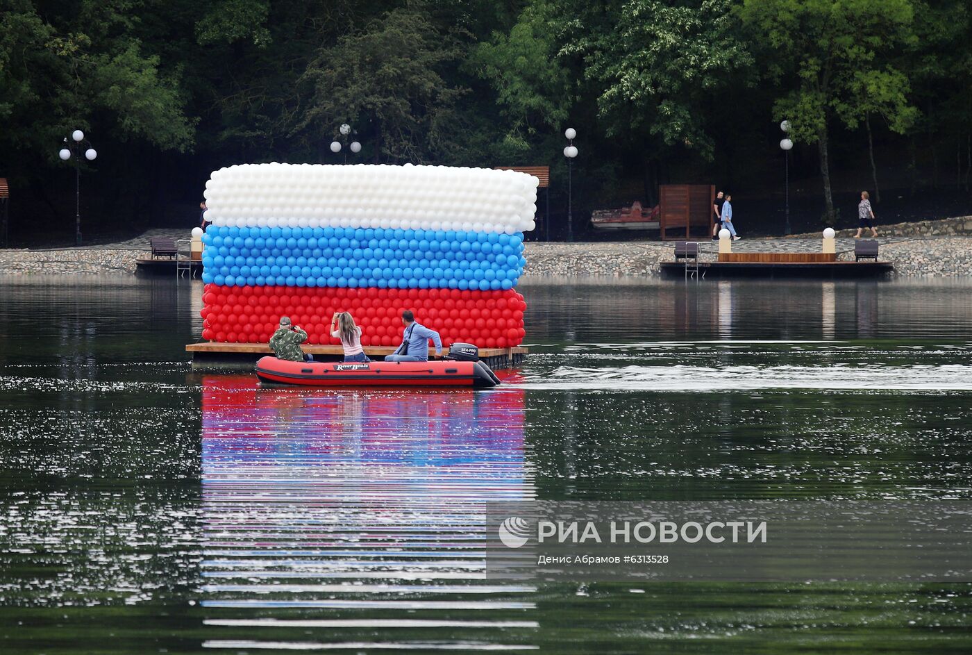 Празднование Дня Государственного флага РФ