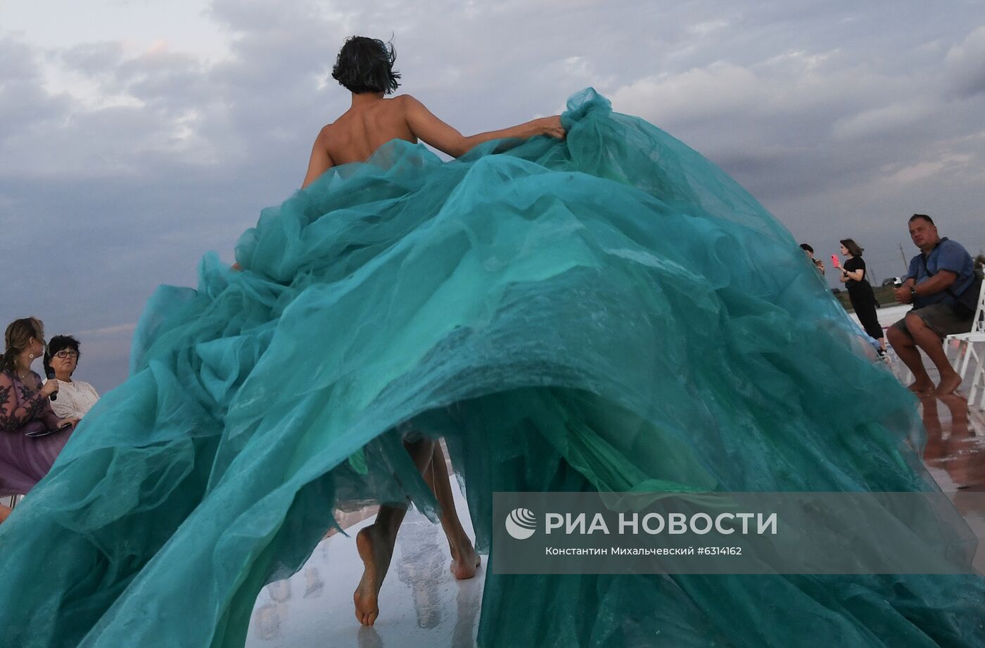 Показ мод на озере Сасык-Сиваш