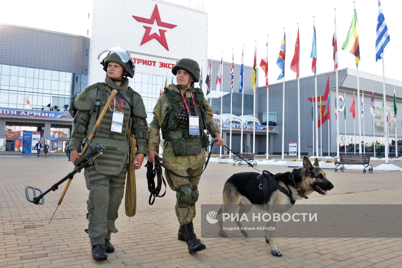 Сводный отряд разминирования инженерных войск ВС РФ проверил территорию форума "Армия-2020"
