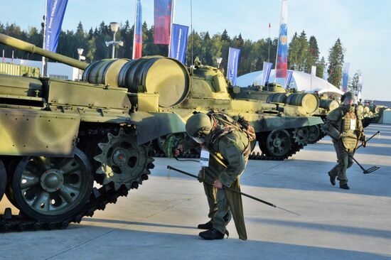  Сводный отряд разминирования инженерных войск ВС РФ проверил территорию форума "Армия-2020" 
