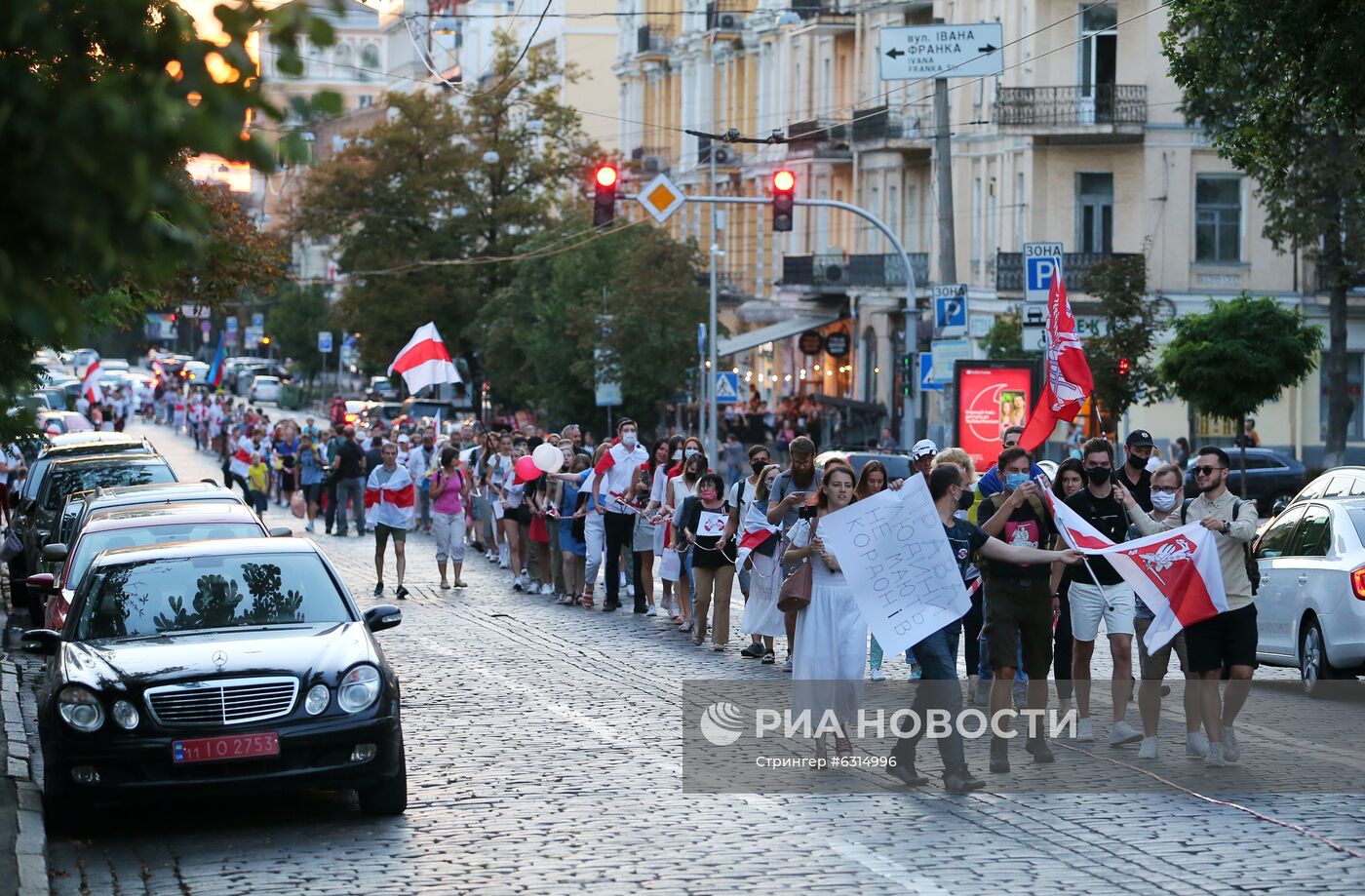 Акция в Киеве в поддержку протестующих в Белоруссии