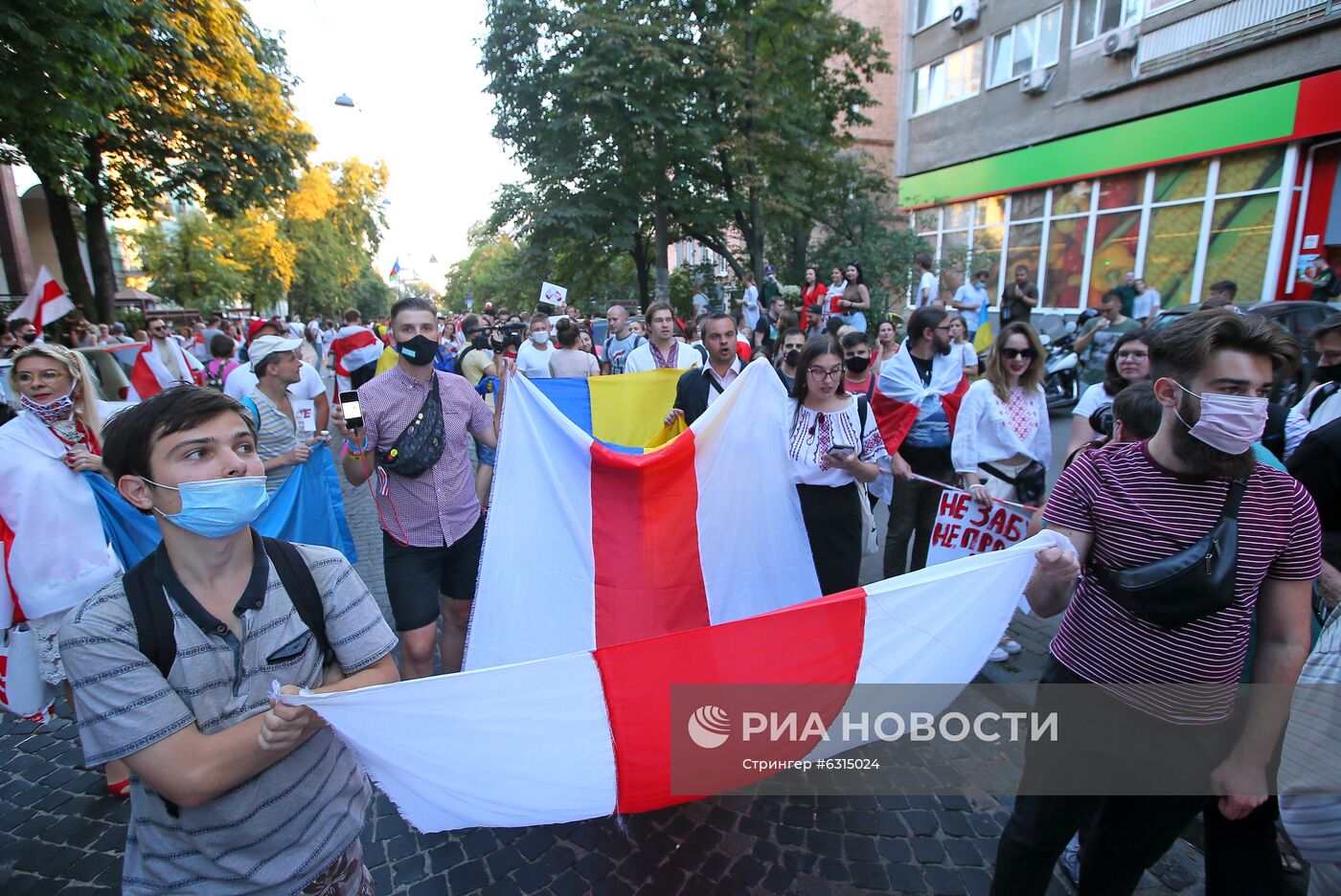 Акция в Киеве в поддержку протестующих в Белоруссии