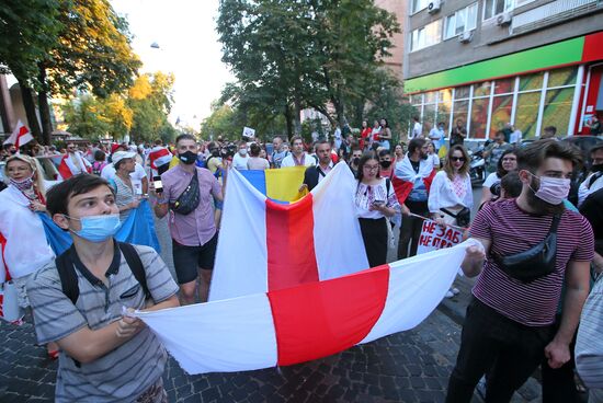 Акция в Киеве в поддержку протестующих в Белоруссии