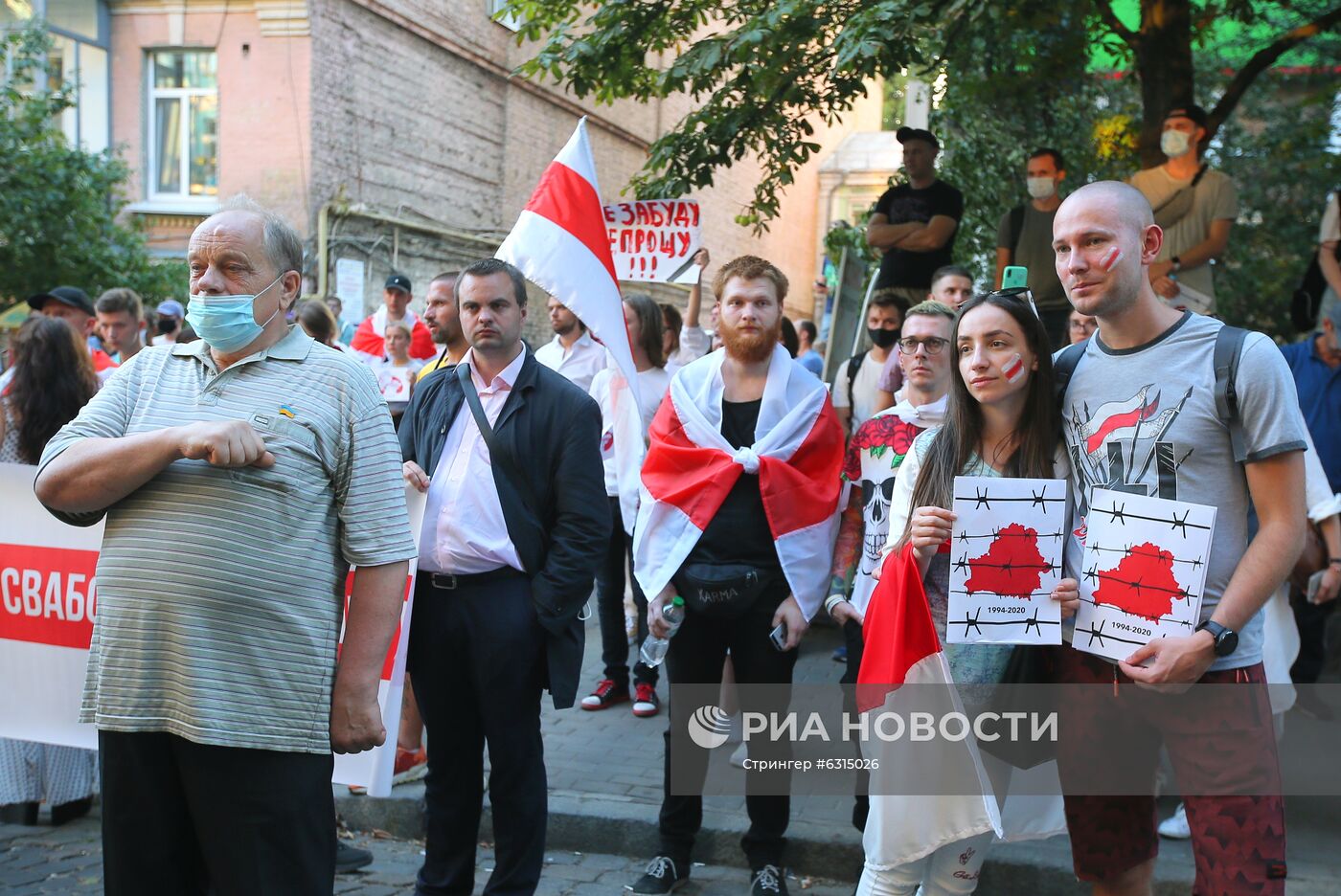 Акция в Киеве в поддержку протестующих в Белоруссии