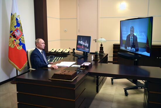 Президент РФ В. Путин провел встречу с губернатором Ростовской области В. Голубевым