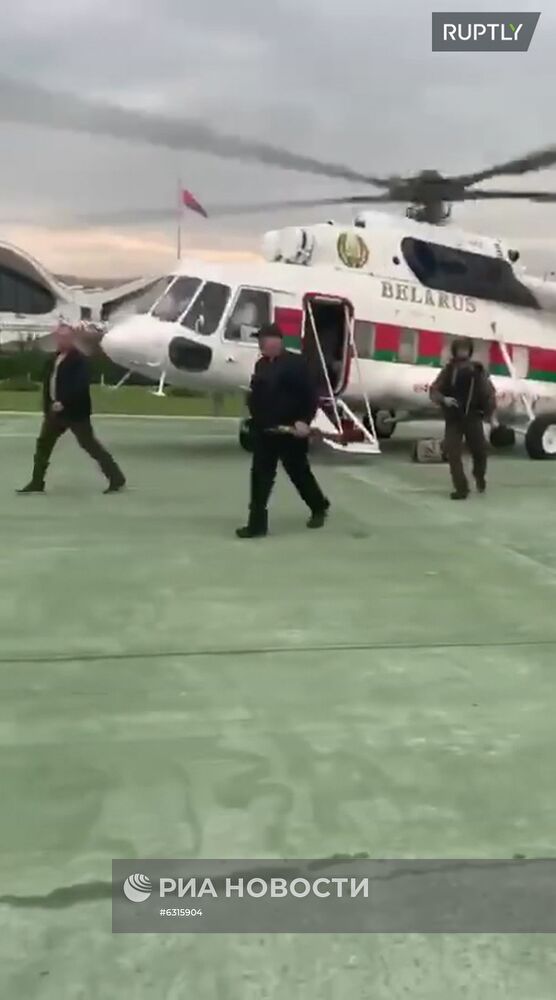 Президент Белоруссии А. Лукашенко с автоматом в руках прилетел на вертолете во Дворец независимости