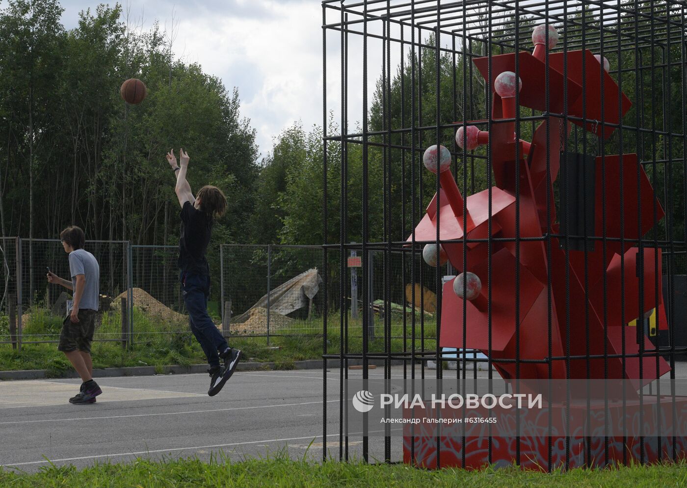 В Петербурге появился "Памятник победе над коронавирусом"