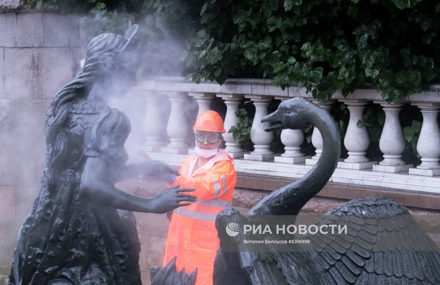 Промывка фонтанного комплекса на Манежной площади