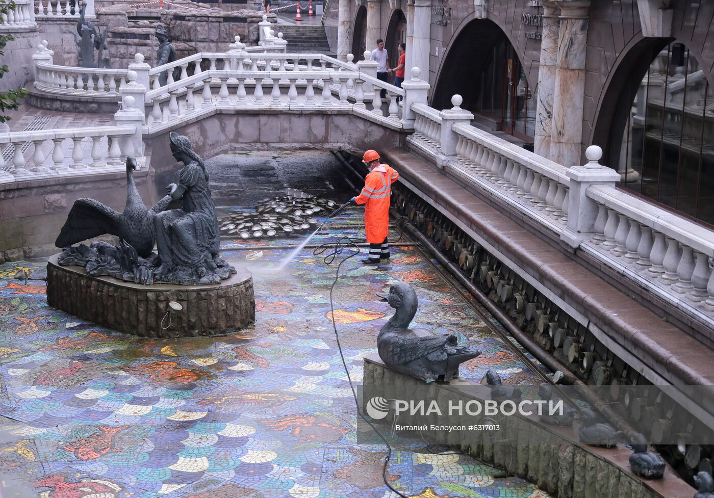 Промывка фонтанного комплекса на Манежной площади