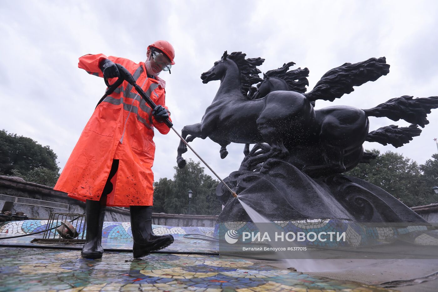 Промывка фонтанного комплекса на Манежной площади