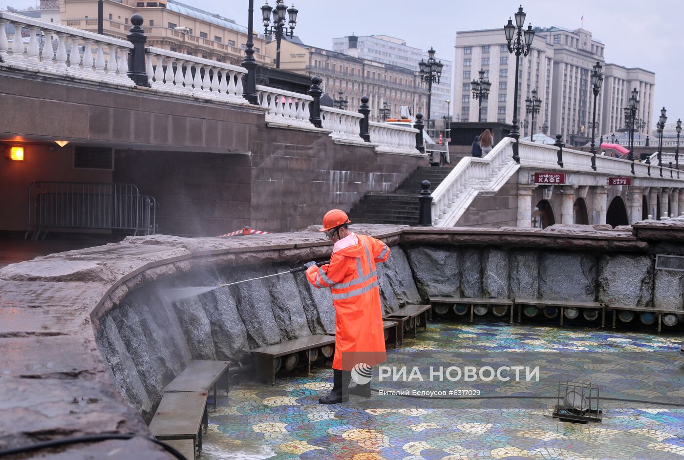 Промывка фонтанного комплекса на Манежной площади