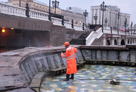 Промывка фонтанного комплекса на Манежной площади