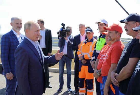 Президент РФ В. Путин открыл движение по трассе "Таврида" в Крыму