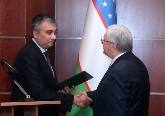 Ректор МГИМО А. Торкунов награжден орденом "Дружбы" Узбекистана