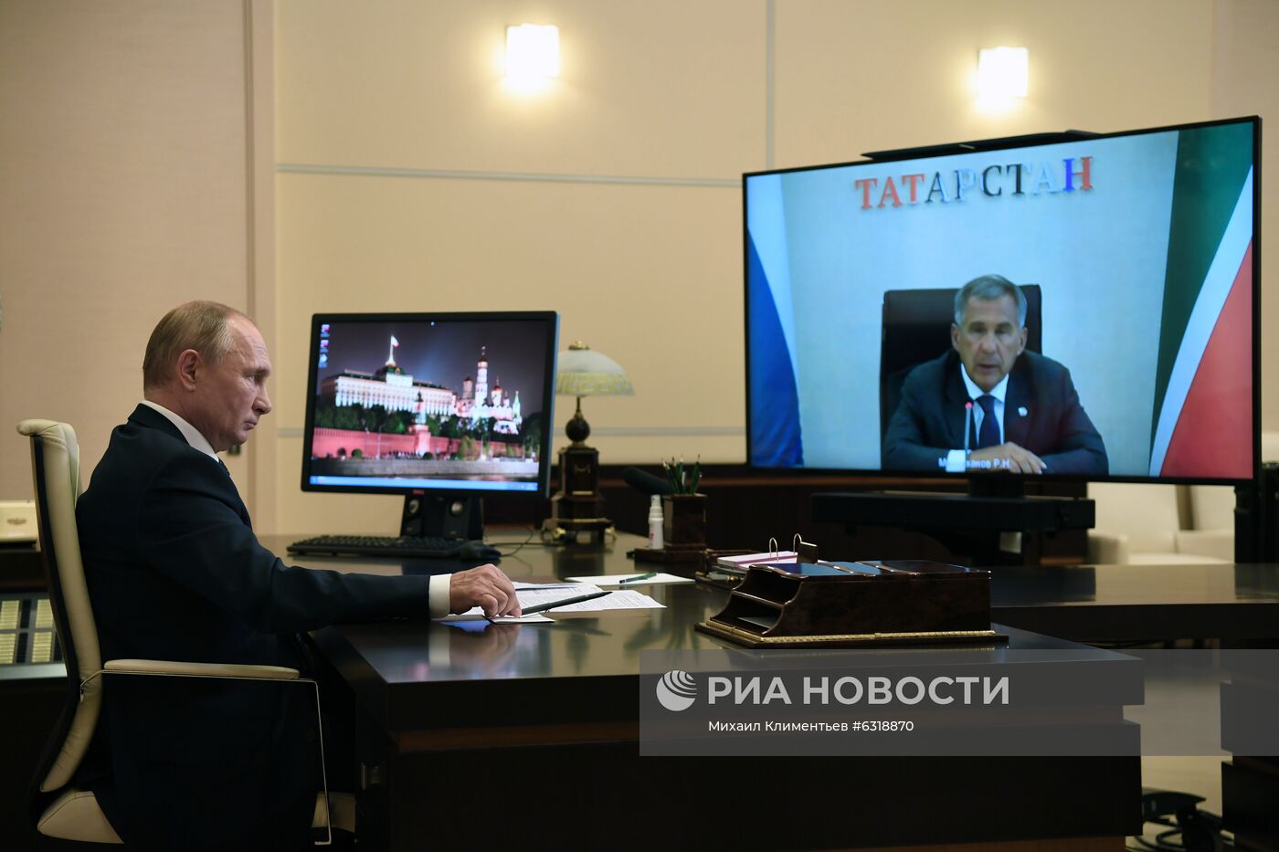 Президент РФ В. Путин провел встречу с президентом Татарстана Р. Миннихановым 
