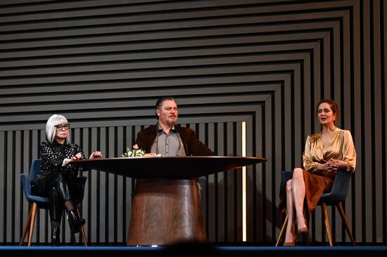 Спектакль "Ложные признания" в театре имени А. С. Пушкина