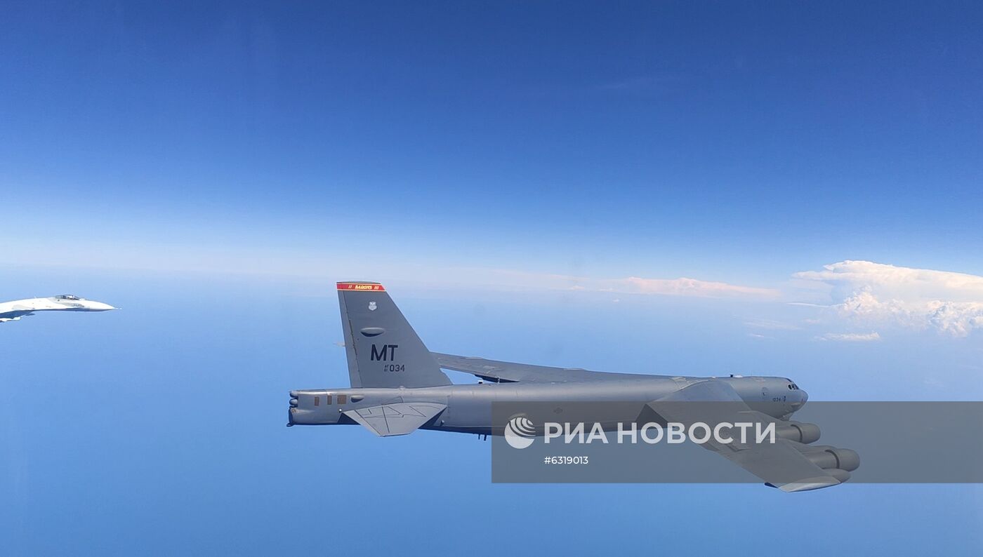 Российские истребители СУ-27 перехватили американский бомбардировщик над Чёрным морем