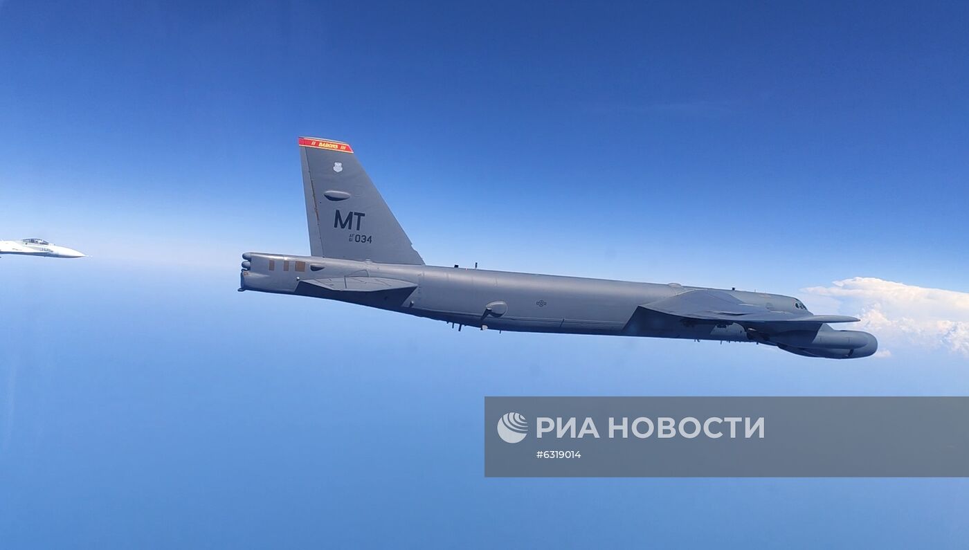Российские истребители СУ-27 перехватили американский бомбардировщик над Чёрным морем