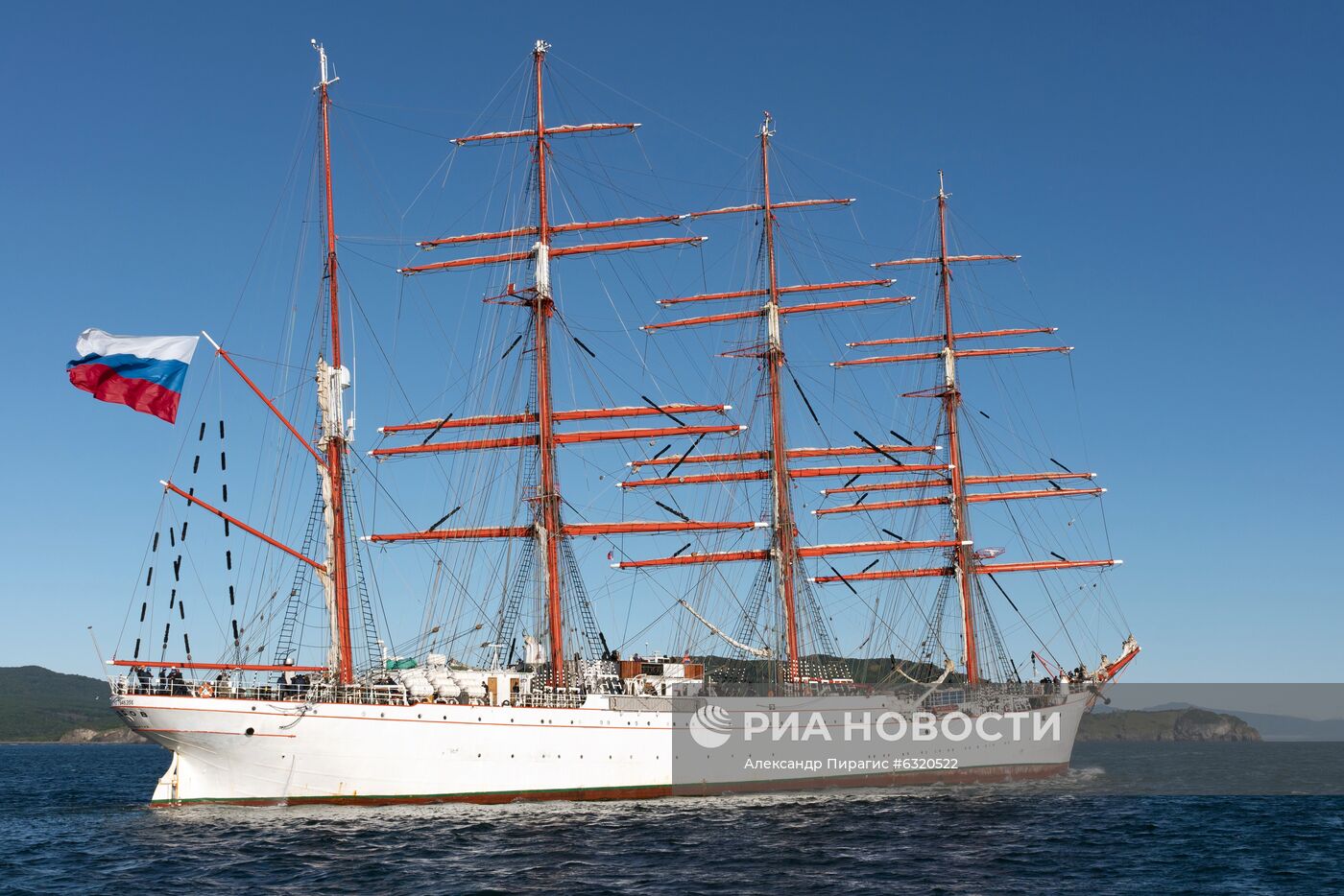 Парусное судно "Седов" зашло в порт Петропавловска-Камчатского