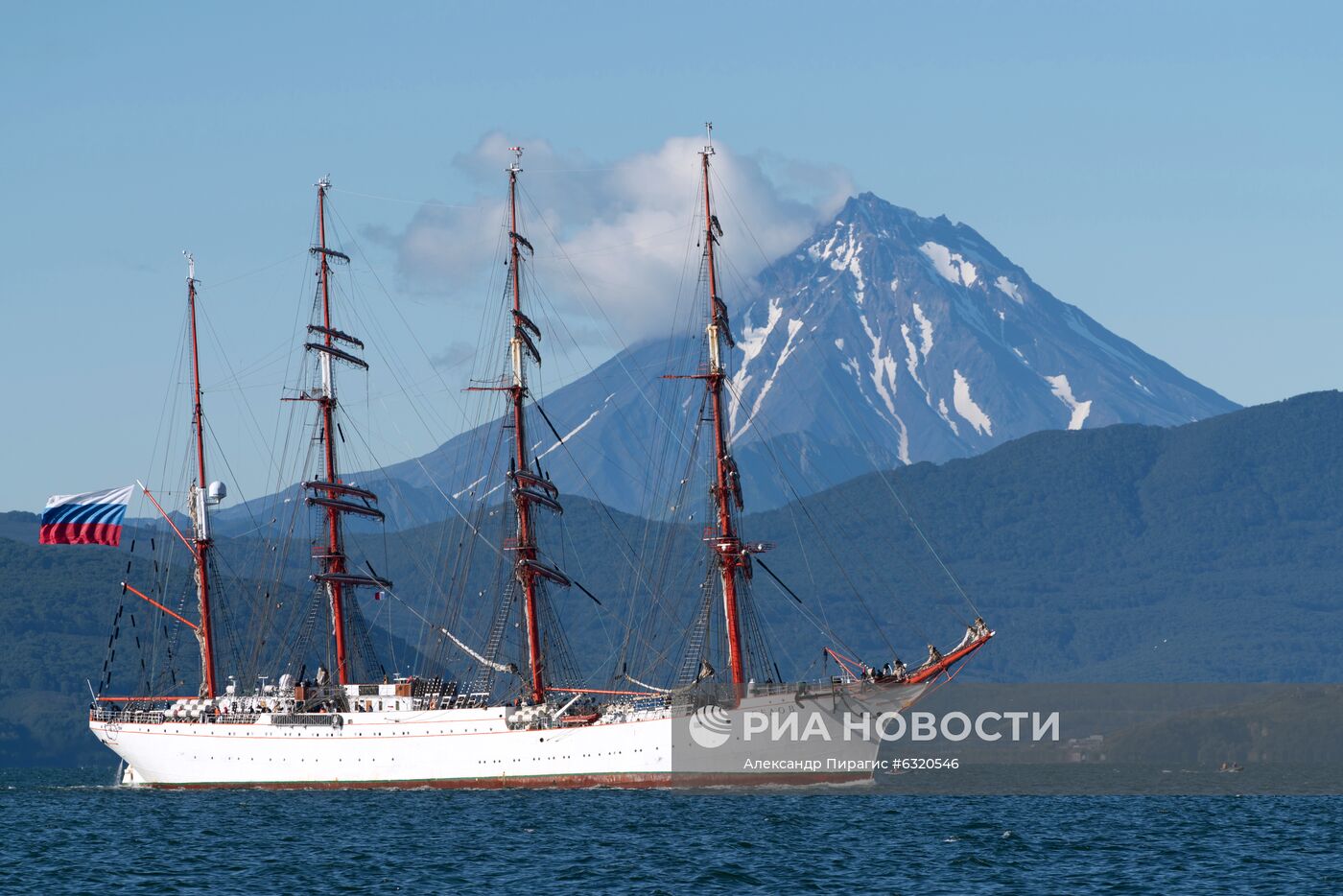 Парусное судно "Седов" зашло в порт Петропавловска-Камчатского