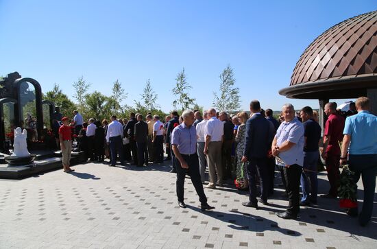 В Донецке почтили память первого главы ДНР А. Захарченко