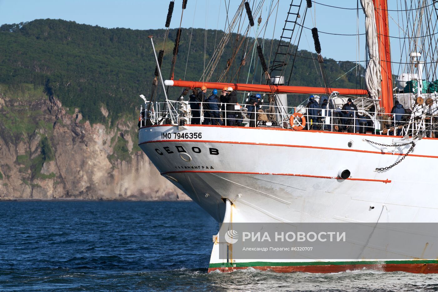 Парусное судно "Седов" зашло в порт Петропавловска-Камчатского