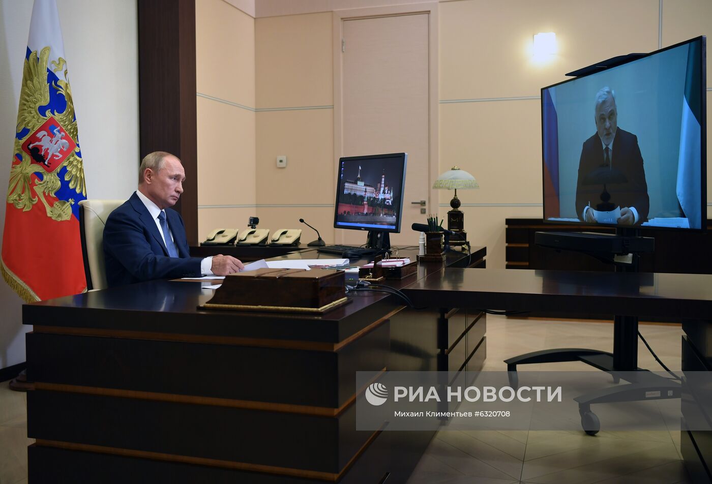 Президент РФ В. Путин провел встречу с врио главы Коми В. Уйбой