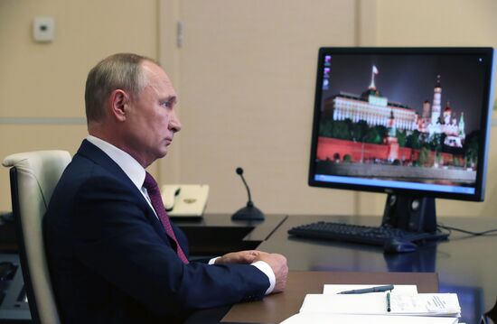 Президент РФ В. Путин принял участие во Всероссийском открытом уроке "Помнить - значит знать"