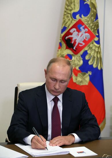 Президент РФ В. Путин принял участие во Всероссийском открытом уроке "Помнить - значит знать"