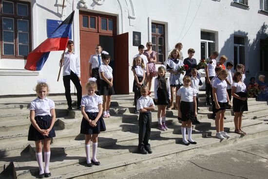 Начало учебного года в школе села Саханка Донецкой области