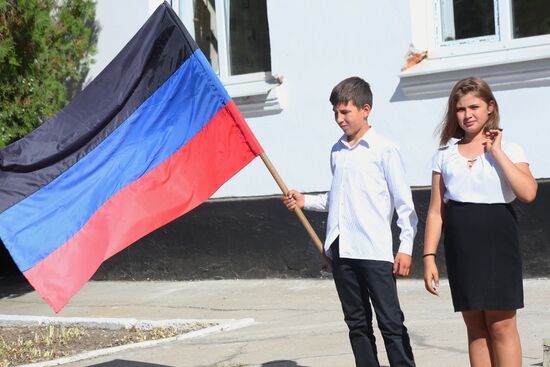 Начало учебного года в школе села Саханка Донецкой области