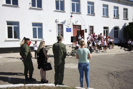 Начало учебного года в школе села Саханка Донецкой области