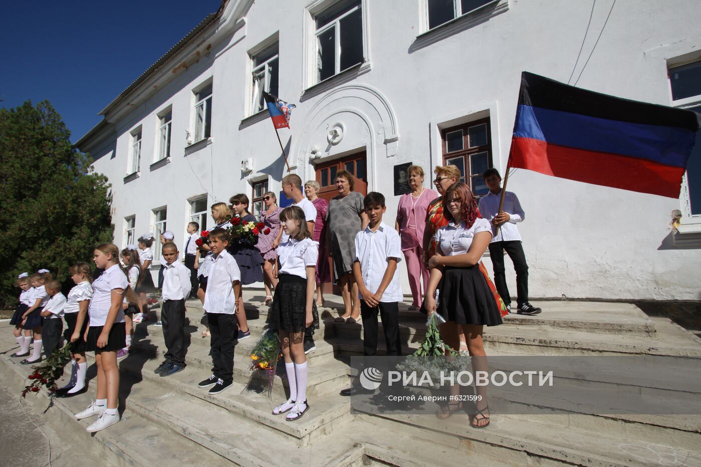 Начало учебного года в школе села Саханка Донецкой области