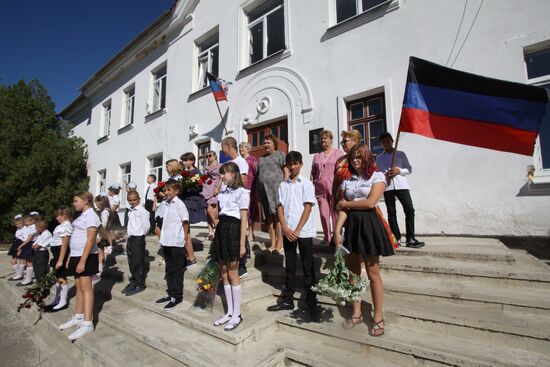 Начало учебного года в школе села Саханка Донецкой области