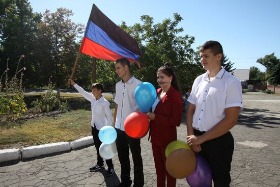 Начало учебного года в школе села Саханка Донецкой области