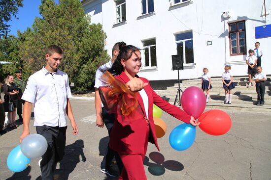 Начало учебного года в школе села Саханка Донецкой области