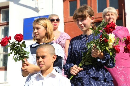 Начало учебного года в школе села Саханка Донецкой области