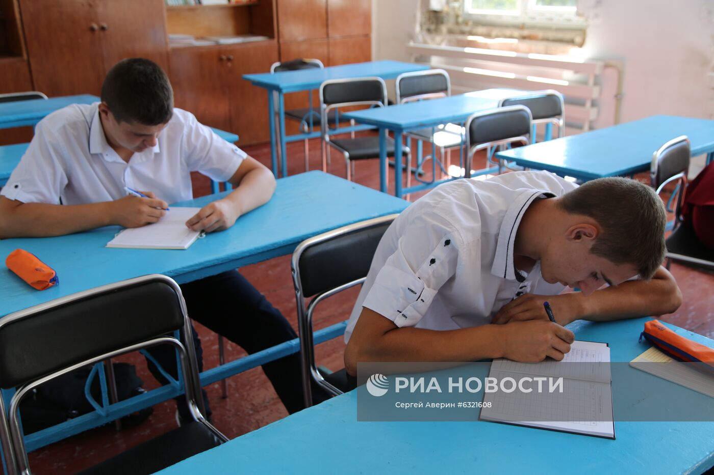 Начало учебного года в школе села Саханка Донецкой области