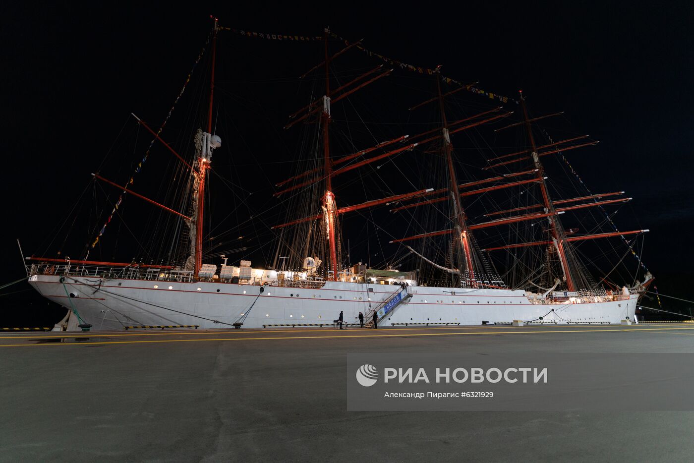 Парусное судно "Седов" зашло в порт Петропавловска-Камчатского