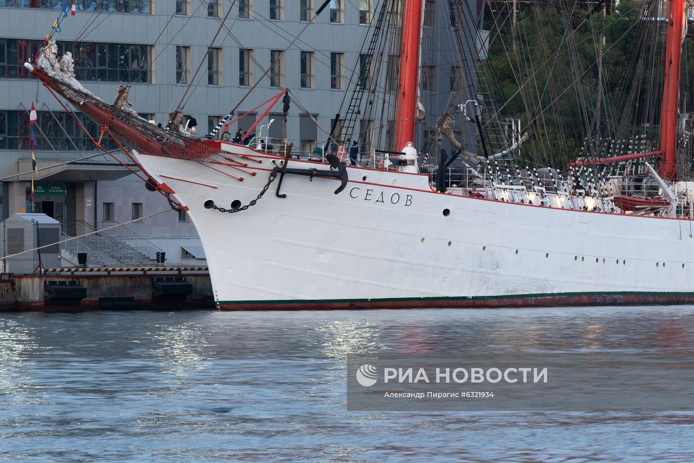 Парусное судно "Седов" зашло в порт Петропавловска-Камчатского