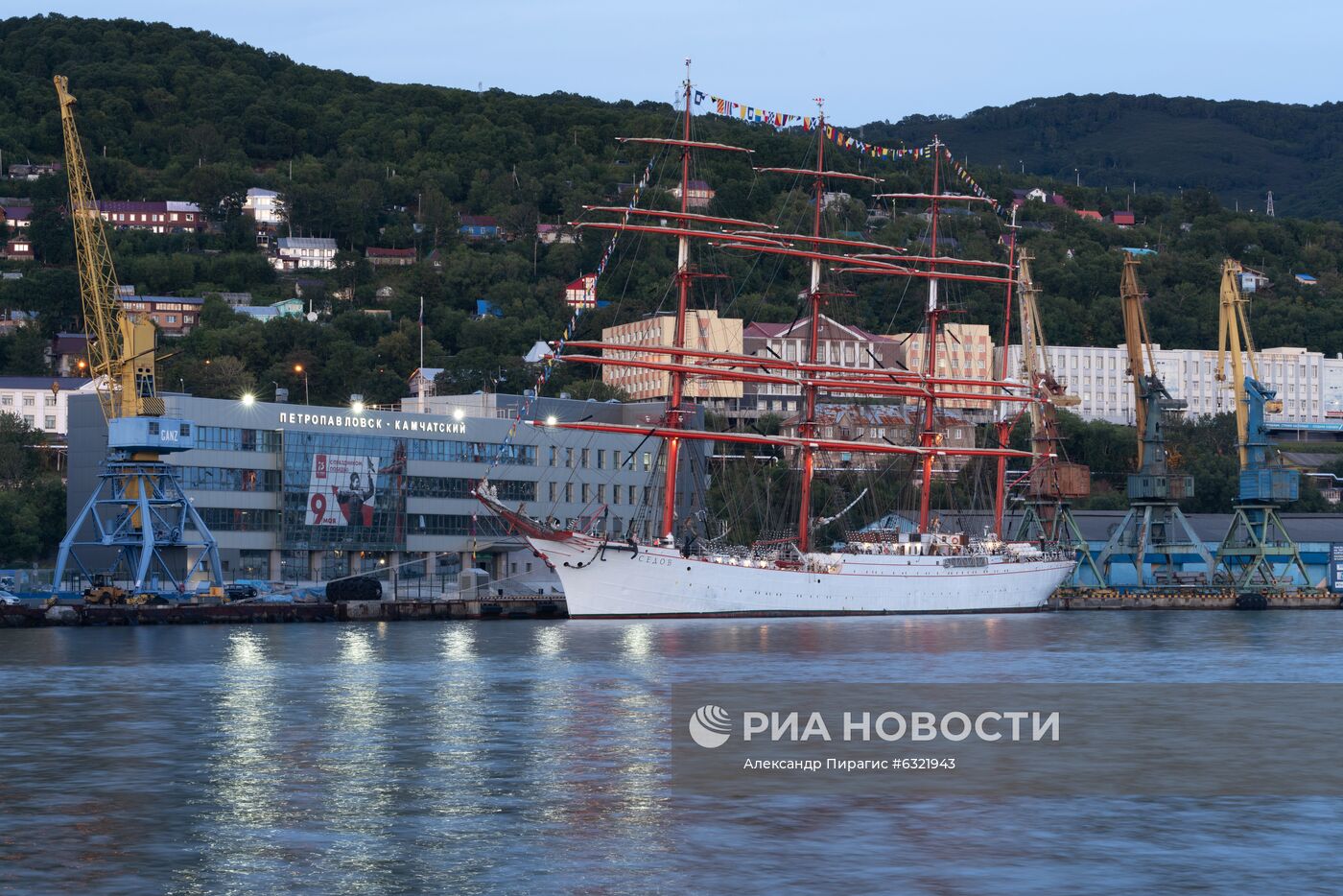 Парусное судно "Седов" зашло в порт Петропавловска-Камчатского