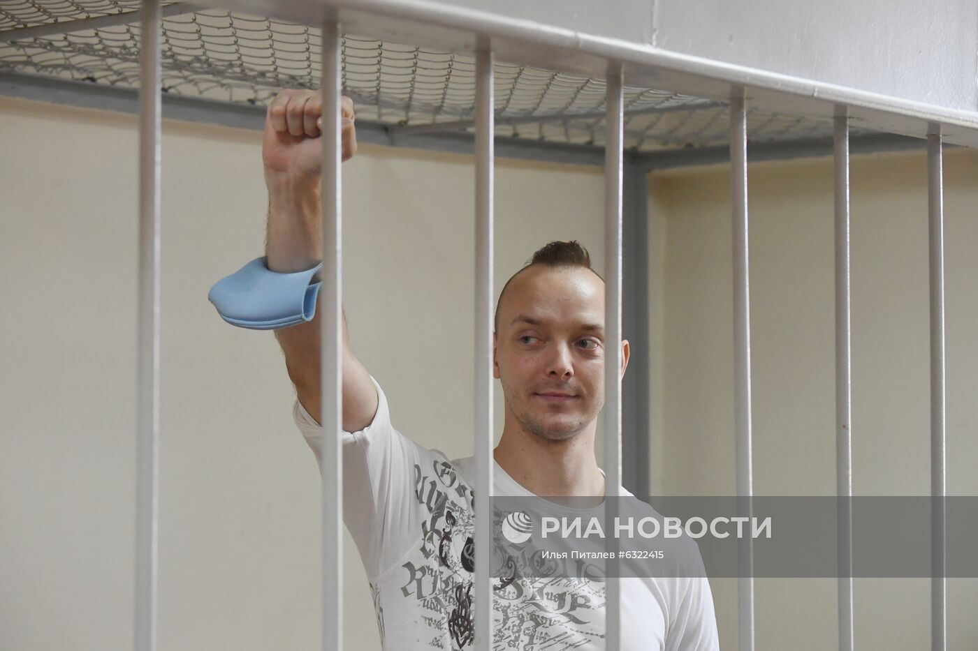 Рассмотрение ходатайства следствия о продлении срока пребывания под стражей И. Сафронову