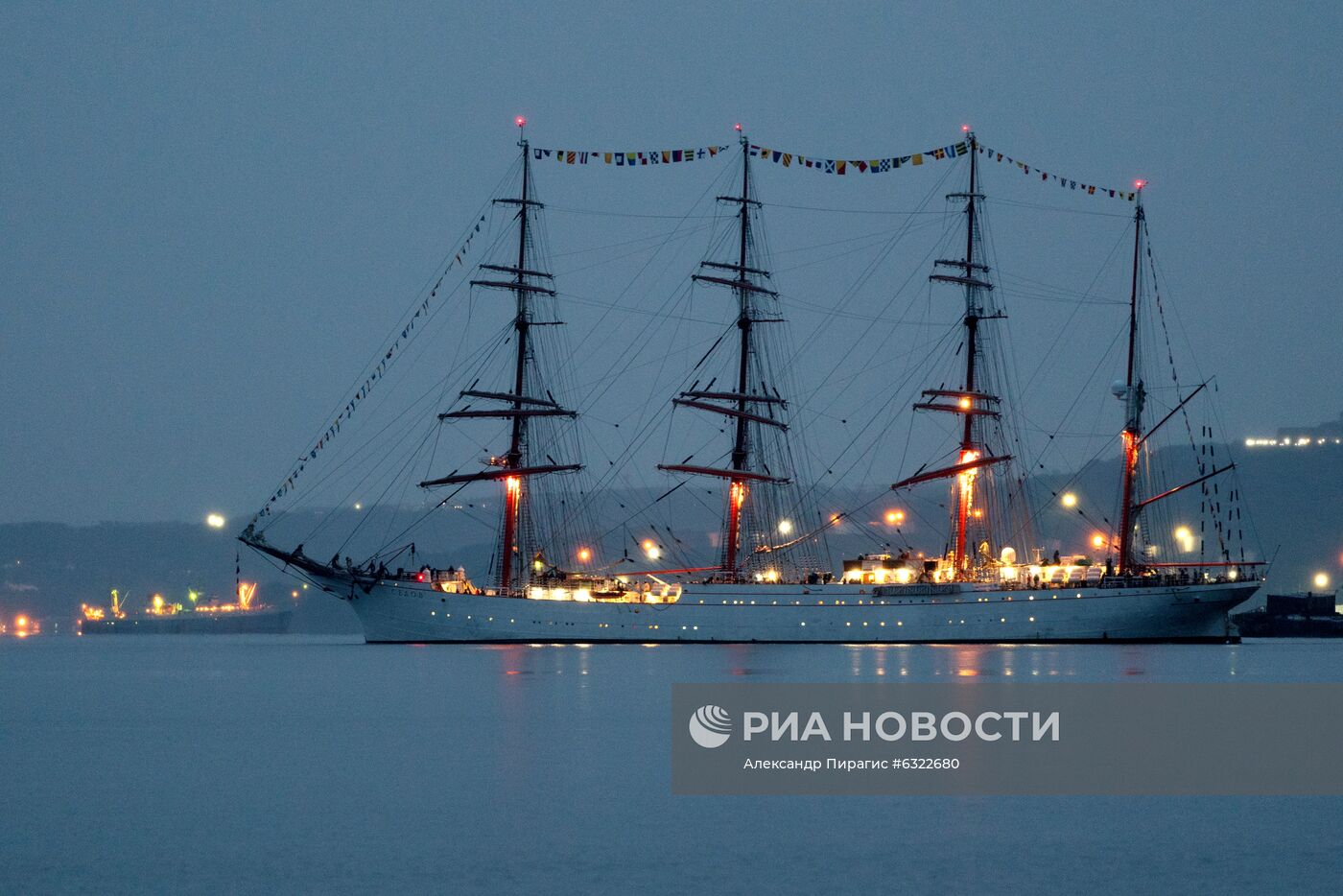 Парусное судно "Седов" зашло в порт Петропавловска-Камчатского