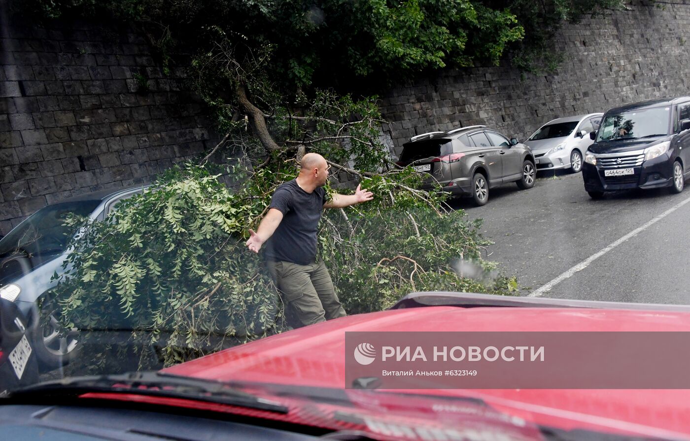 Последствия урагана во Владивостоке