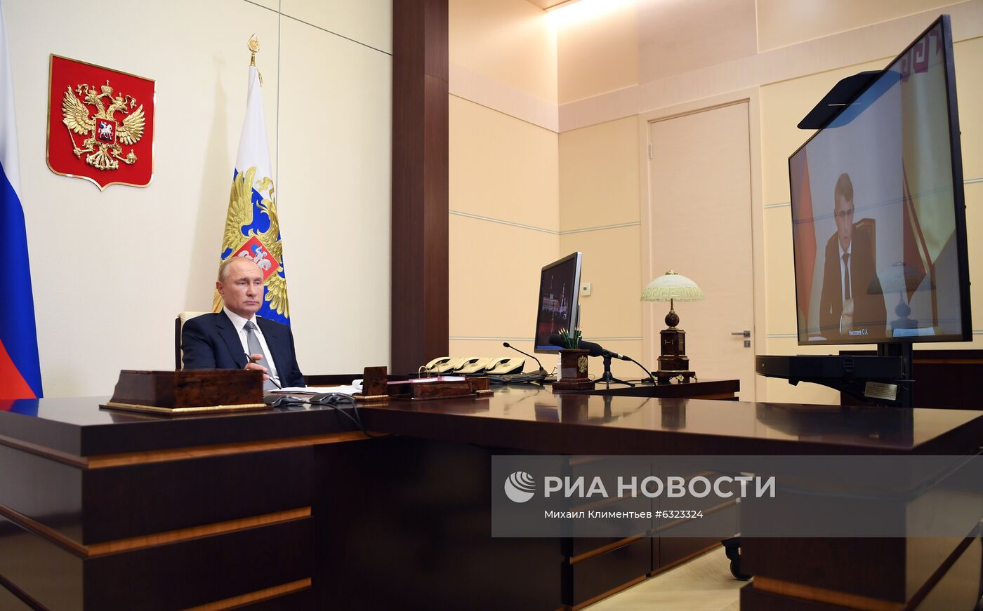 Президент РФ В. Путин провел встречу с врио главы Чувашии О. Николаевым