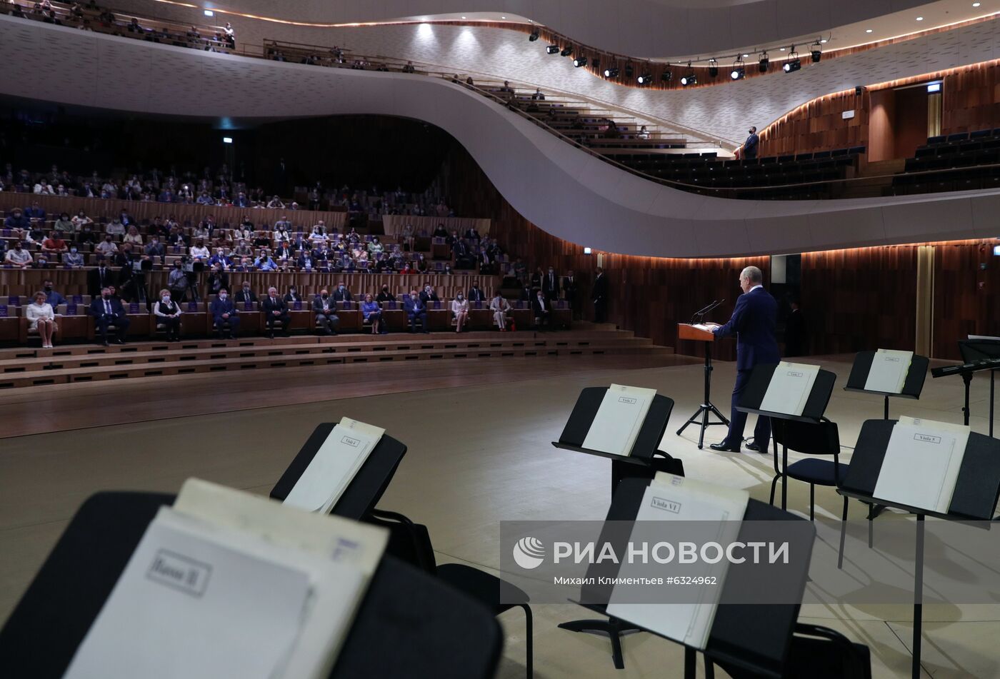 Президент РФ В. Путин посетил торжественное мероприятие ко Дню города в концертном зале "Зарядье"