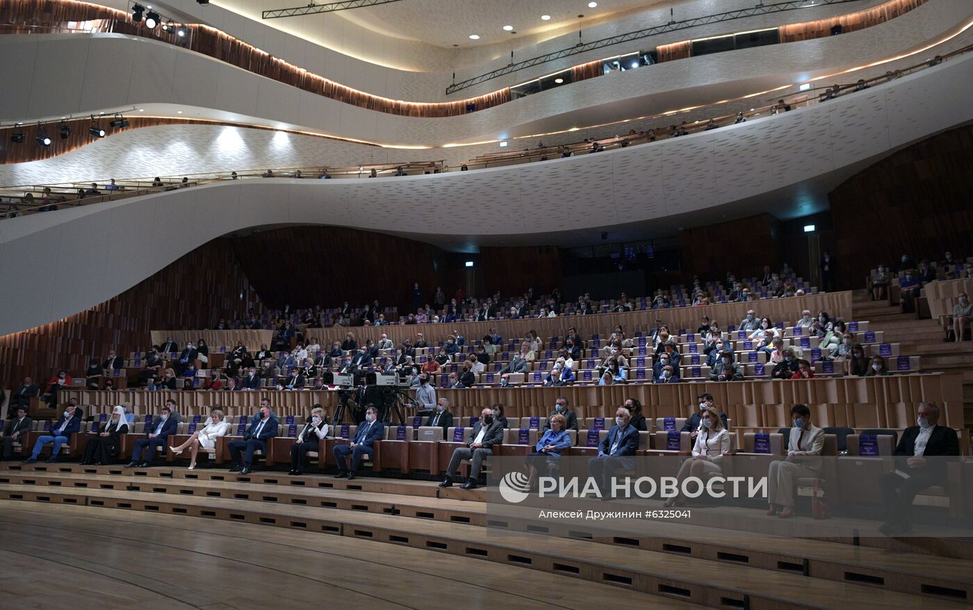 Президент РФ В. Путин посетил торжественное мероприятие ко Дню города в концертном зале "Зарядье"